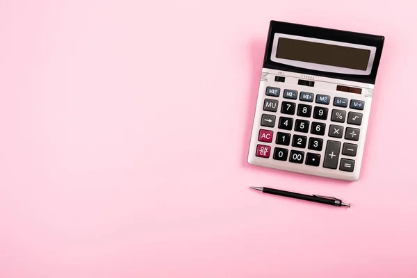 Nagy Ezüst Számológép Fekete Tollal Rózsaszín Háttérrel Fogalom Pénzügyi Üzleti — Stock Fotó