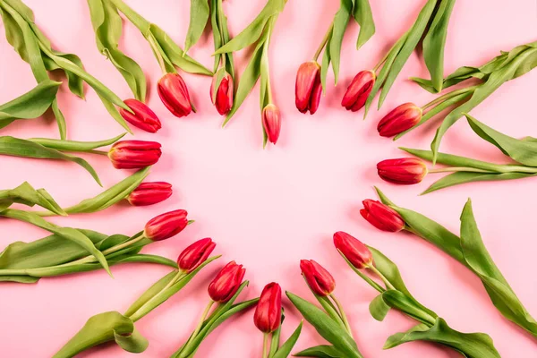 Tulipani Sfondo Rosa Disposti Forma Cuore Con Posto Testo Inserire — Foto Stock