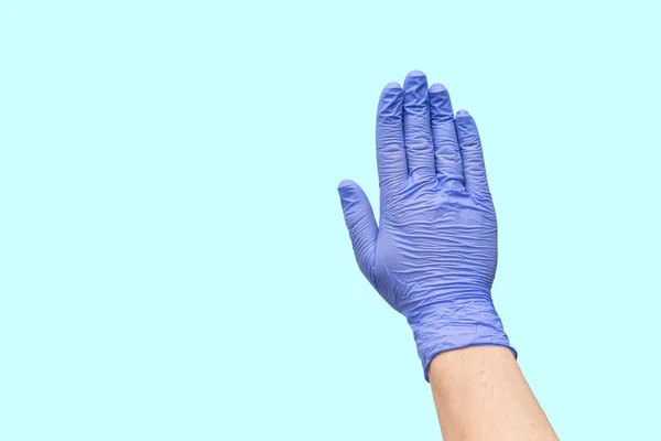 Ręka Białego Człowieka Niebieskiej Rękawiczce Odizolowanego Jasnoniebieskim Tle Fotografia Może — Zdjęcie stockowe