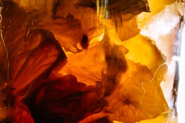 Lemon balla küçük parçalara ayrılmış. Yakın plan çekimde. Sulu, parlak ve zıt bir fotoğraf, iç dekorasyon için bağımsız bir resim olabilir. Bir tutkuya neden olur. Özel duvar kağıdı pankartı .