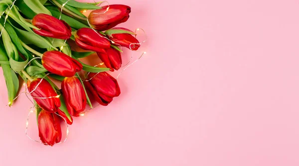 Банер Червоним Букетом Тюльпанів Пастельно Рожевому Тлі Крупним Планом Місце — стокове фото