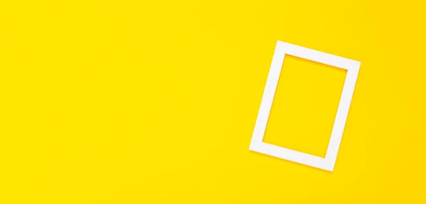 横幅与空白的白色相框在黄色背景与复制空间 免费的文字位置 框架结构讲习班 计划好了色彩艳丽的节日证明边界概念 夏天的回忆模板 — 图库照片