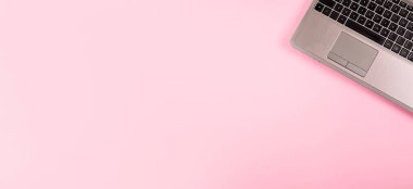 Laptop modeli ve pembe arka plan. Fotokopi alanı olan bir bilgisayar teçhizatı mağazası için afiş. Uzaktan eğitim. Yerleşim planı. Kartvizit. Klavye ve touchpad anahtarları. Defter tamiri. Kablosuz İnternet.