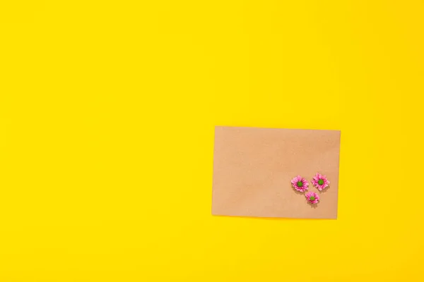 Hoja Papel Artesanal Flores Sobre Fondo Amarillo Sobre Limpio Material — Foto de Stock