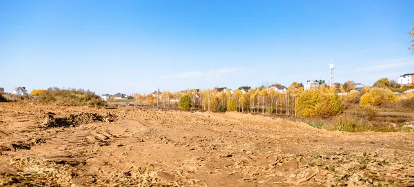 Mülk geliştirme için arazi ıslahı. Açık artırmada arazi satışı. Ticari bina. Bölgeye toprak ekliyorum. Arazi temizliği. Çim ekmenin ilk aşaması. İnşaat alanı. Pankart.
