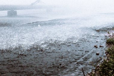 Şiddetli yağmur yağıyor. Yağmur damlaları asfalt yola düşer. Elektrik santralinin soğutma çeşmesi. Yağmurlu bir gün. Hava tahmini. Yağmur mevsimi. Terk edilmiş bir yer. Normal yağış. Pankart... Boşluğu kopyala.