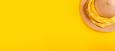 Reklam ve metin yeri için fotokopi alanı olan sarı arkaplan üzerinde puantiyeli hasır şapkalı bir afiş. Seyahat acentesi. Modaya uygun bir baş aksesuarı. Yaz tatilinde deniz tatili. Nazikçe.