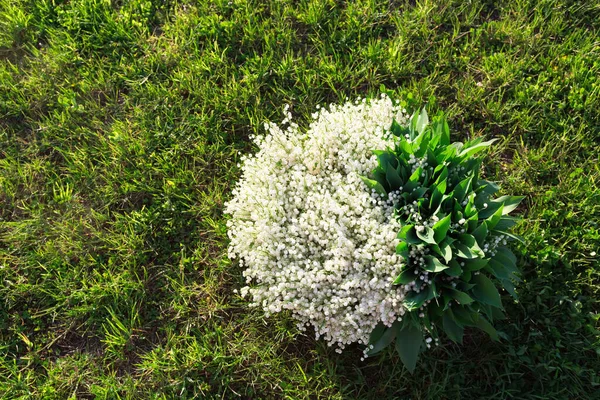 一个巨大的花束在绿色草坪上 有复制的空间 文字的地方 山谷里的一大篮白百合花 生日礼物 一个浪漫的惊喜 春天的时候 春天的芬芳 森林植物 — 图库照片