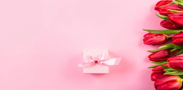Подарункова Коробка Рожевою Стрічкою Білих Крапках Фоні Букета Червоних Тюльпанів — стокове фото