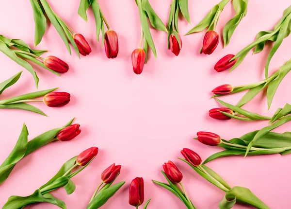 Cornice Forma Cuore Tulipani Rossi Con Spazio Sfondo Carta Rosa — Foto Stock