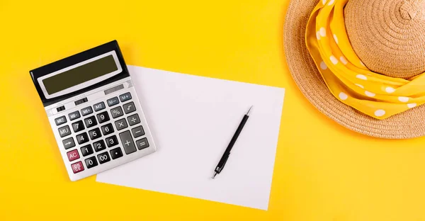 Büyük gümüş hesap makinesi, siyah kalem, kağıt sayfa ve sarı arka planda saman şapka, fotokopi alanı ile. Hesaplamalar, vergi bayramı, tatil parası, seyahat bütçesi kavramı. Yaz zamanı kartvizit afişi.