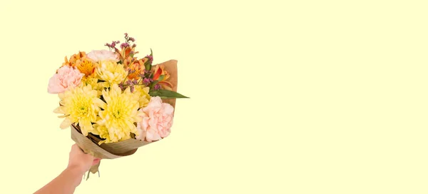 Banner Con Mano Sosteniendo Ramo Claveles Rosados Crisantemo Amarillo Alstroemeria — Foto de Stock