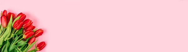 Банер Пишним Червоним Букетом Тюльпанів Рожевому Фоні Копіювальним Простором Текстовим — стокове фото