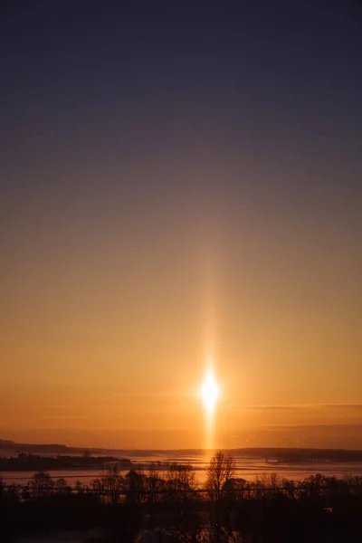 まれな大気現象は 太陽光柱です 美しい朝の冬の風景 夜明けにオープンスペースとフィールド いい天気だ 異常者だ オレンジ色の太陽と空 環境と自然 — ストック写真