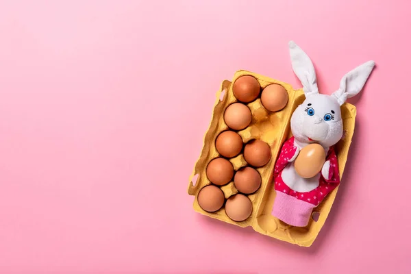 Banner Med Påskharen Liggande Den Gula Packningen Med Tio Ägg — Stockfoto