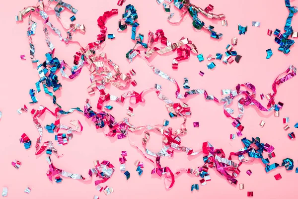 Colorido Confeti Brillante Serpentinas Sobre Fondo Rosa Vista Superior Fondo — Foto de Stock