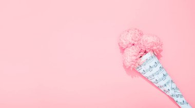 Kasımpatı buketi, üzerinde pembe arka planda notalar ve fotokopi alanı olan bir çarşafa sarılı. Müzik severlerin bayram teması. 14 Şubat Sevgililer Günün kutlu olsun. 8 Mart Kadınlar Günü. Anneler Günü 8 Mayıs.