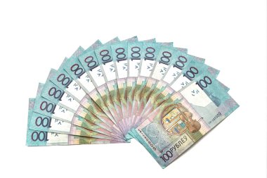 Beyaz arka planda izole edilmiş bir yığın para. 100 Belarus Rublesi 'nin banknotu. Asgari ücret. Yaşayan maaş bütçesi. Yakın plan. Çevrimdışı nakit ödemeler. Finansal kredi. Enflasyon. Kriz tasarrufu.