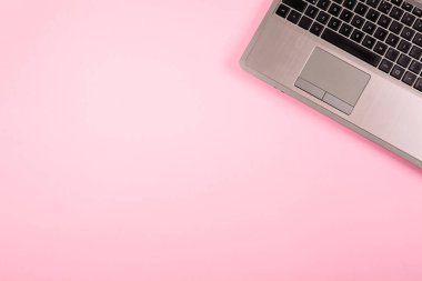 Laptop modeli ve pembe arka plan. Fotokopi alanı olan bir bilgisayar teçhizatı mağazası için afiş. Uzaktan eğitim. Yerleşim planı. Kartvizit. Klavye ve touchpad anahtarları. Defter tamiri. Kablosuz İnternet.