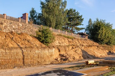Bir istinat duvarı veya karşı kale inşaatı, formalite, takviye, beton dökme hazırlığı, inşaat alanı. Bölgenin gelişimi. Toprak kaymasına karşı önleyici tedbirler.