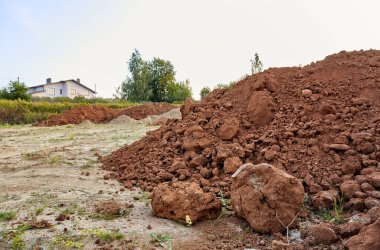 Kum yığınları. Yatak için bir yığın yapı malzemesi ya da çimento karıştırmak için bir malzeme. İnşaat alanı. Büyük teslimat. Yakın plan. Birkaç tepe. Toprak işleri. İnşaat endüstrisi. Seviyelendirme.