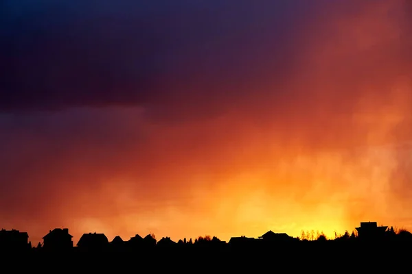 Piękny Ognisty Pomarańczowy Zachód Słońca Wieczorny Krajobraz Jasny Kolor Czarnym — Zdjęcie stockowe