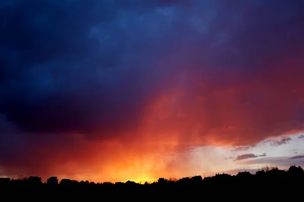 Piękny Ognisty Czerwony Zachód Słońca Wieczorny Krajobraz Jasny Kolor Czarnym — Zdjęcie stockowe