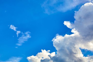 Mavi gökyüzü ve beyaz kümülüs bulutları. Pankart. Geçmişi. Doğa duvar kağıdı. Güneşli hava tahmini. Din kavramı. Cennet manzarası. Açık hava manzarası. Parlak desenli tasarım. Uzayı kopyala Temiz hava..