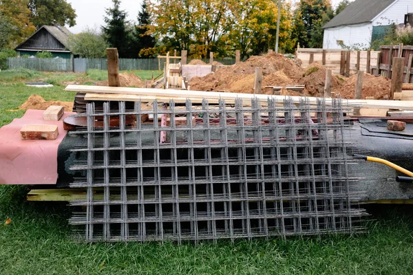 Takviye ağlar beton işçiliğinde kullanılmak üzere istiflendi. Duvarı, zemini, zemini ve temeli güçlendirmek için metal ağ şeklinde çelik malzeme. Soyut arkaplan.
