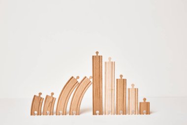 Büyük mutlu aile kavramı: üç çocuk, ebeveynler, kız kardeş ve erkek kardeş, üvey çocuk. Ahşap çevre dostu oyuncak demiryolu. Tür. Bir hayat. Uzayı kopyala Pankart. Genç sosyal grup. Ebeveynlik. Kimse..