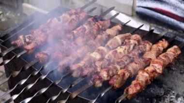 Kömür mangal üzerinde domuz shashlik hazırlıyorum. Biftek ızgara. Barbekü. Ateşin üstünde mangal şiş pişirirken marine edilmiş et. Üst Manzara. Açık hava pikniği. Geleneksel lezzetli şiş. Tüttür. Lezzetli yemek.