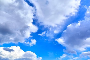 Mavi gökyüzü ve beyaz kümülüs bulutları. Pankart. Geçmişi. Doğa duvar kağıdı. Güneşli hava tahmini. Din kavramı. Cennet manzarası. Açık hava manzarası. Parlak desenli tasarım. Uzayı kopyala Temiz hava..