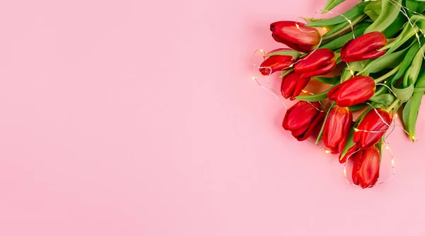 Banner Com Buquê Tulipa Vermelha Fundo Rosa Pastel Close Espaço — Fotografia de Stock
