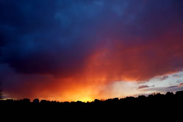 Piękny Ognisty Czerwony Zachód Słońca Wieczorny Krajobraz Burzy Jasny Kolor — Zdjęcie stockowe
