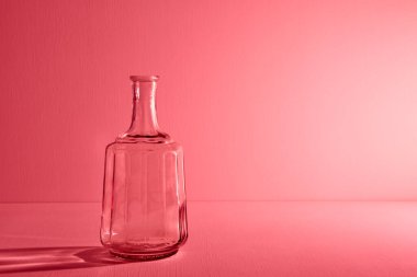 Fotokopi alanı olan boş bir cam şişe. Işıklı ve kırmızı ışıkta gölgeli grafiksel bir hayat. Cam kaplar, geri dönüşümlü malzemeler ya da alkolizm kavramı. Büyük yaratıcı vazo. Şişeyi aç..