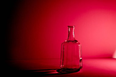 Fotokopi alanı olan boş bir cam şişe. Işıklı ve kırmızı ışıkta gölgeli grafiksel bir hayat. Cam kaplar, geri dönüşümlü malzemeler ya da alkolizm kavramı. Büyük yaratıcı vazo. Şişeyi aç..