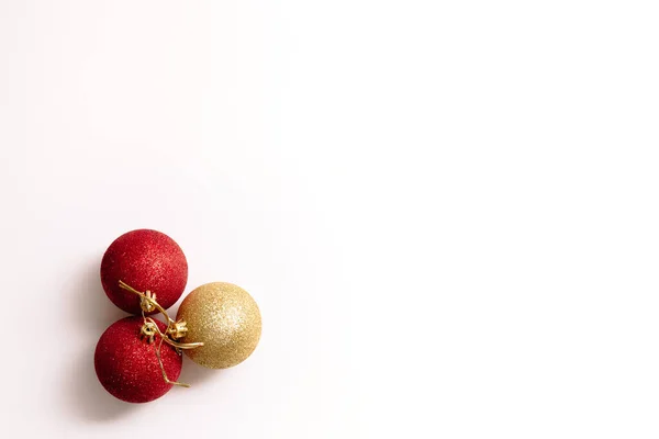 Juguetes Árbol Navidad Aislados Sobre Fondo Blanco Tres Bolas Brillo — Foto de Stock