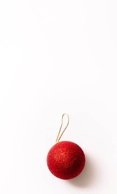 Beyaz arka planda izole edilmiş Noel ağacı oyuncağı. Yeni yıl parıltılı kırmızı renkli topu. Moda tarzında yazılar yazan şenlikli bir pankart. Yakın plan..