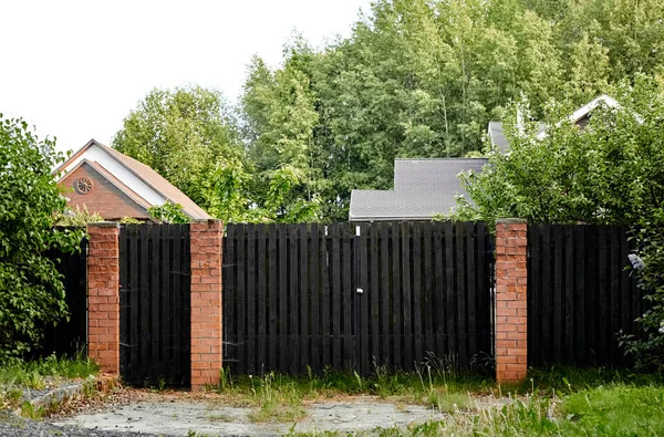 Fekete Kerítés Piros Tégla Oszlopokkal Belépő Csoport Gates Wickets Postaláda — Stock Fotó