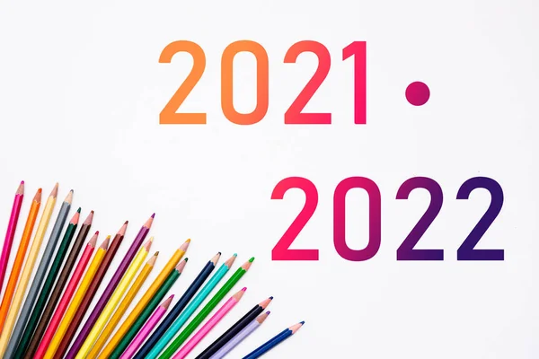 2021 2022 Rok Szkolny Kupą Kolorowych Ołówków Izolowanych Białym Tle — Zdjęcie stockowe