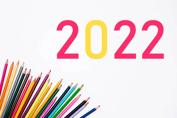 2022 Σχολικό Έτος Σωρός Χρωματιστά Μολύβια Που Απομονώνονται Λευκό Φόντο — Φωτογραφία Αρχείου