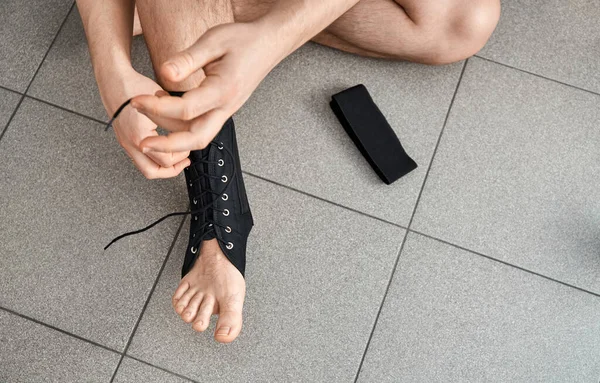 Męska Noga Jest Opatrzona Opatrunek Medyczny Złamanie Lub Skręcenie Kostki — Zdjęcie stockowe