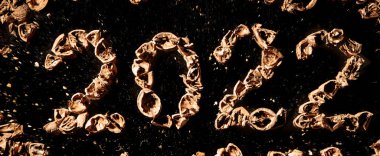 2022 yılbaşı. Fındık kabuğundan yapılmış sayılar. Yemek stili takvimi. Duvar kağıdı. Pankart. Kahverengi ceviz rengi. İmza iki ve sıfır. Düz döşeme tasarımı. Kartvizit. Siyah arkaplan.