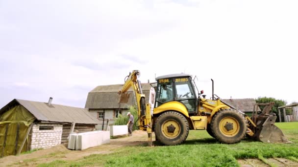 Chargeuse Sur Pneus Excavatrice Installer Les Blocs Fondation Dans Une — Video