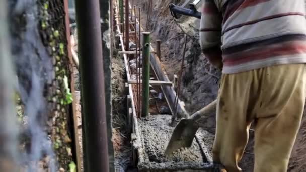 Beton Karıştırıcı Kamyon Oluğu Sıvı Beton Karışımını Inşaat Demirine Akıtıyor — Stok video