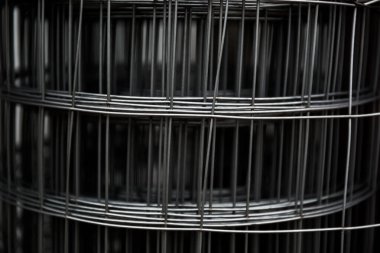 Takviye ağlar beton işçiliğinde kullanılmak üzere istiflendi. Duvarı, zemini, zemini ve temeli güçlendirmek için metal ağ şeklinde çelik malzeme. Soyut arkaplan.