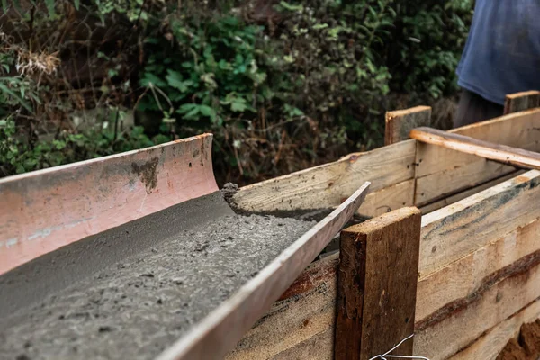 Betonkeverő Ledobja Betont Egy Zsaluzatba Fémmegerősítéssel Hogy Szilárd Alapot Teremtsen — Stock Fotó