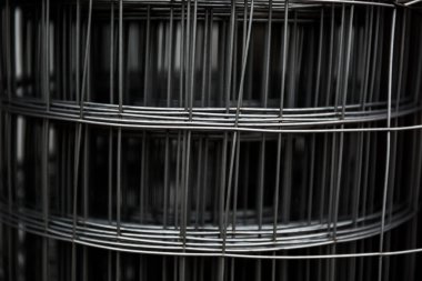 Takviye ağlar beton işçiliğinde kullanılmak üzere istiflendi. Duvarı, zemini, zemini ve temeli güçlendirmek için metal ağ şeklinde çelik malzeme. Soyut arkaplan.