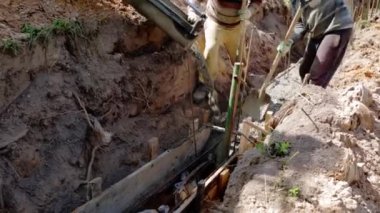 Beton karıştırıcı kamyon oluğu. Sıvı, beton karışımını inşaat demirine akıtıyor. Temeli de işçiyle birlikte işliyor. İcra duvarı. Çit. Yakın plan. Tank taşıyorum. İnşa süreci.