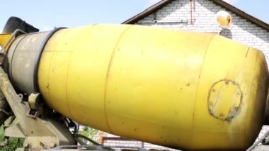 Beton karıştırıcı namluya yakın çekim. Çimento karıştırmak için özel araçlar. İnşaat alanına malzeme teslimatı. Karışık kamyon. Ağır endüstri. Kamyon ekipmanları. Sarı. Yüksek kaliteli FullHD görüntüler.